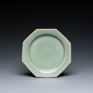 Een Chinees octagonaal Longquan celadon bord, wellicht Ming — foto 1