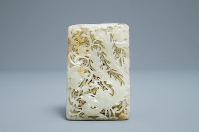 Een Chinees opengewerkt snijwerk in lichte celadon jade met een draak en een feniks, Ming