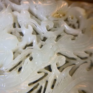 Een Chinees opengewerkt snijwerk in lichte celadon jade met een draak en een feniks, Ming — foto 16
