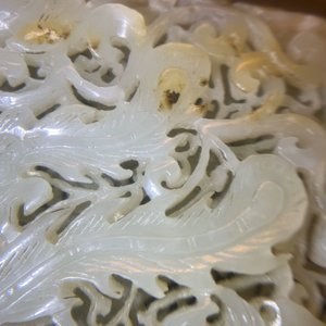 Een Chinees opengewerkt snijwerk in lichte celadon jade met een draak en een feniks, Ming — foto 19