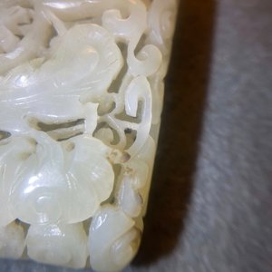 Een Chinees opengewerkt snijwerk in lichte celadon jade met een draak en een feniks, Ming — foto 22