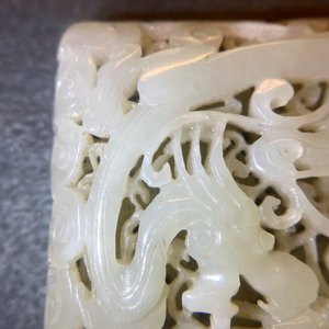 Een Chinees opengewerkt snijwerk in lichte celadon jade met een draak en een feniks, Ming — foto 25