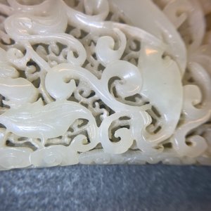Een Chinees opengewerkt snijwerk in lichte celadon jade met een draak en een feniks, Ming — foto 29