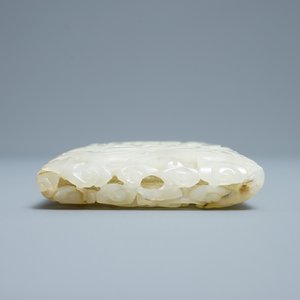 Een Chinees opengewerkt snijwerk in lichte celadon jade met een draak en een feniks, Ming — foto 3