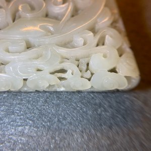 Een Chinees opengewerkt snijwerk in lichte celadon jade met een draak en een feniks, Ming — foto 36