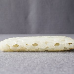 Een Chinees opengewerkt snijwerk in lichte celadon jade met een draak en een feniks, Ming — foto 10