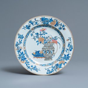 Een Chinees overglazuur en grisaille bord met een bloemenmand en fruit, Yongzheng — foto 1