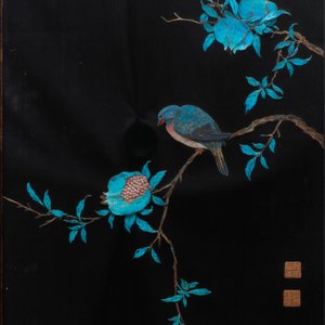 Een Chinees paneel in zwarte zijde met een collage uit ijsvogelveren van een vogel bij granaatappels, 18/19e eeuw — foto 2