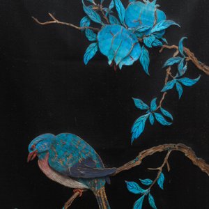 Een Chinees paneel in zwarte zijde met een collage uit ijsvogelveren van een vogel bij granaatappels, 18/19e eeuw — foto 4