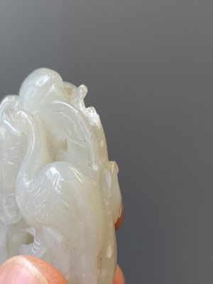 Een Chinees papiergewicht in witte jade met een kraanvogel en een tijger, 17/18e eeuw — foto 8