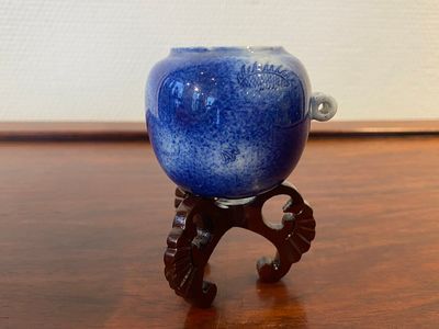 Een Chinees poederblauw vogelvoederbakje met een draak, 19e eeuw — foto 2