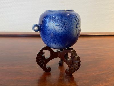 Een Chinees poederblauw vogelvoederbakje met een draak, 19e eeuw — foto 4