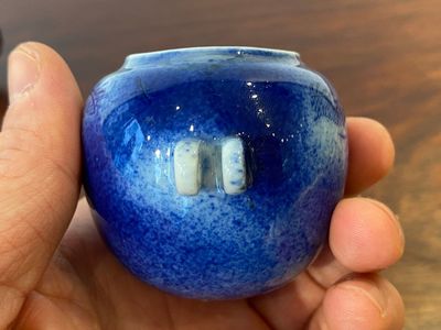 Een Chinees poederblauw vogelvoederbakje met een draak, 19e eeuw — foto 7