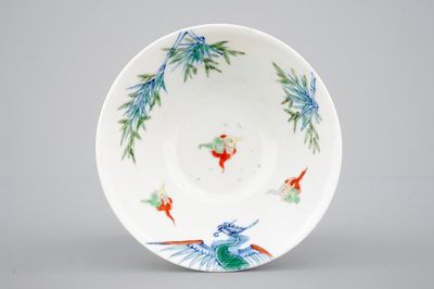 Een Chinees porseleinen doucai kom met een phoenix, 19e eeuw