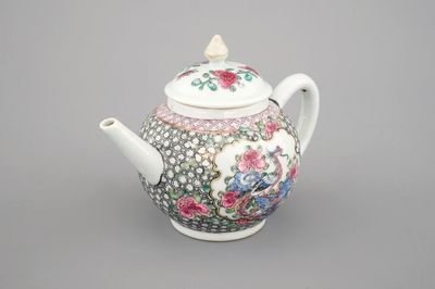Een Chinees porseleinen famille rose theepot, Yongzheng, 1722-1735