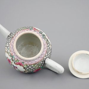 Een Chinees porseleinen famille rose theepot, Yongzheng, 1722-1735 — foto 6