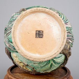 Een Chinees porseleinen hu-vormige vaasje met reliëfdecor, Nanking, 19e eeuw — foto 5