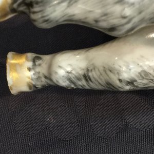 Een Chinees porseleinen os in grisaille en verguld, Qianlong, 18e eeuw — foto 13