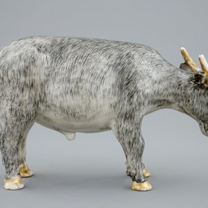 Een Chinees porseleinen os in grisaille en verguld, Qianlong, 18e eeuw — foto 4
