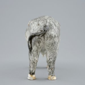 Een Chinees porseleinen os in grisaille en verguld, Qianlong, 18e eeuw — foto 5