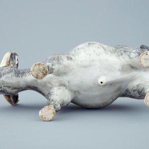 Een Chinees porseleinen os in grisaille en verguld, Qianlong, 18e eeuw — foto 7