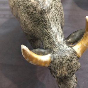 Een Chinees porseleinen os in grisaille en verguld, Qianlong, 18e eeuw — foto 8