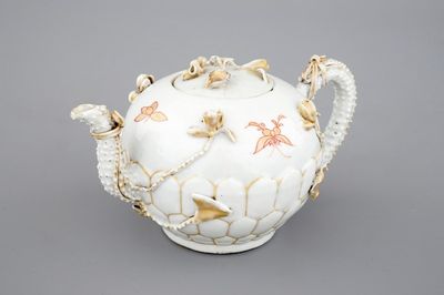 Een Chinees porseleinen theepot met reliëfdecor, Yongzheng, 18e eeuw