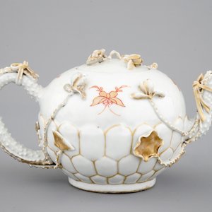 Een Chinees porseleinen theepot met reliëfdecor, Yongzheng, 18e eeuw — foto 4