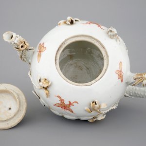 Een Chinees porseleinen theepot met reliëfdecor, Yongzheng, 18e eeuw — foto 6