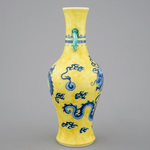 Een Chinees porseleinen vaas met blauwe draak op gele fondkleur, 19/20e eeuw — foto 2