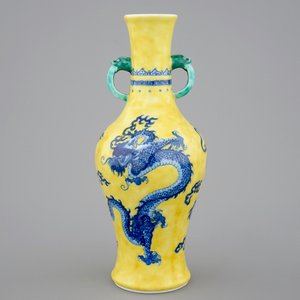 Een Chinees porseleinen vaas met blauwe draak op gele fondkleur, 19/20e eeuw — foto 1