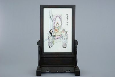 Een Chinees qianjiang cai tafelscherm met inscriptie, 19/20e eeuw