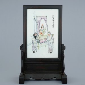 Een Chinees qianjiang cai tafelscherm met inscriptie, 19/20e eeuw — foto 1
