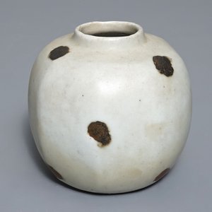 Een Chinees qingbai bolvaasje met roestvlekspatten, Yuan — foto 1