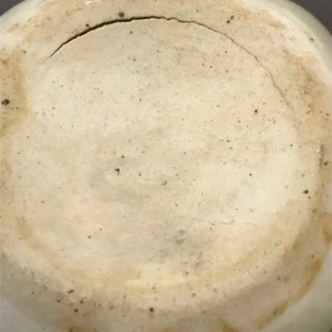 Een Chinees qingbai bolvaasje met roestvlekspatten, Yuan — foto 11