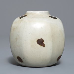Een Chinees qingbai bolvaasje met roestvlekspatten, Yuan — foto 2