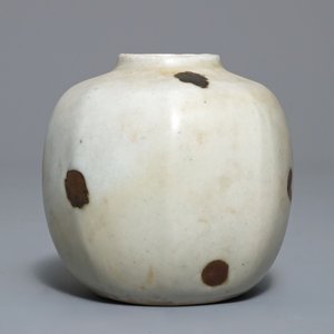Een Chinees qingbai bolvaasje met roestvlekspatten, Yuan — foto 5