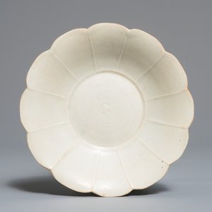 Een Chinees qingbai bord in de vorm van een chrysant, Song of later — foto 1