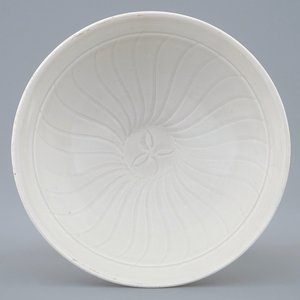 Een Chinees qingbai bord met onderglazuur decor, Zuidelijke Song Dynastie (1127-1279) — foto 1