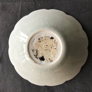 Een Chinees qingbai schoteltje in chrysantvorm, Song — foto 9