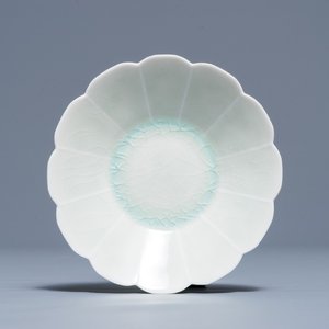 Een Chinees qingbai schoteltje in chrysantvorm, Song — foto 1