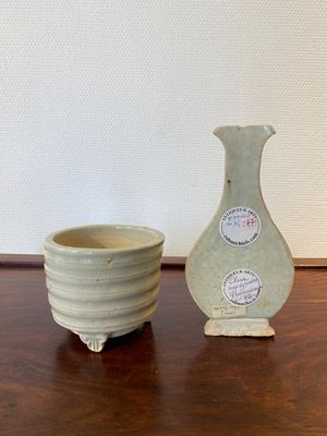 Een Chinees qingbai wandvaasje en een driepotige wierookbrander, Song — foto 2
