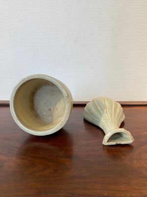 Een Chinees qingbai wandvaasje en een driepotige wierookbrander, Song — foto 3