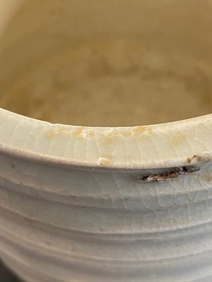 Een Chinees qingbai wandvaasje en een driepotige wierookbrander, Song — foto 5