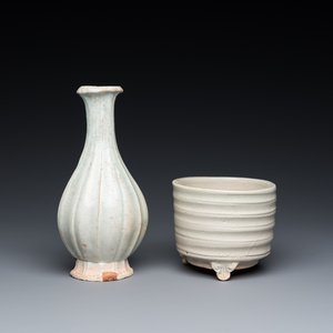 Een Chinees qingbai wandvaasje en een driepotige wierookbrander, Song — foto 1