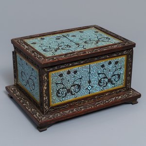Een Chinees rechthoekig houten kistje met cloisonné plaquettes, 19e eeuw — foto 1