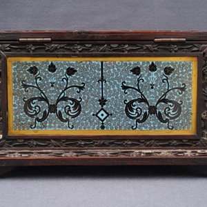 Een Chinees rechthoekig houten kistje met cloisonné plaquettes, 19e eeuw — foto 37