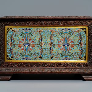 Een Chinees rechthoekig houten kistje met cloisonné plaquettes, 19e eeuw — foto 2