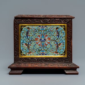 Een Chinees rechthoekig houten kistje met cloisonné plaquettes, 19e eeuw — foto 5