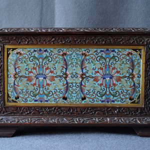 Een Chinees rechthoekig houten kistje met cloisonné plaquettes, 19e eeuw — foto 8
